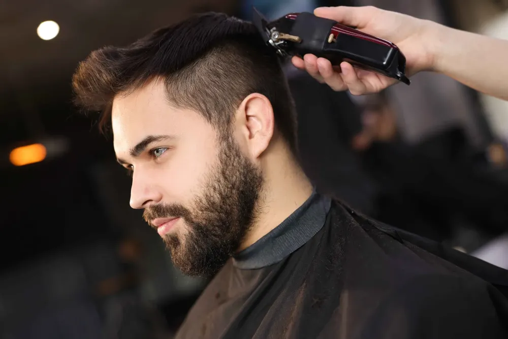 barbier-avec-coupe-cheveux.jpg